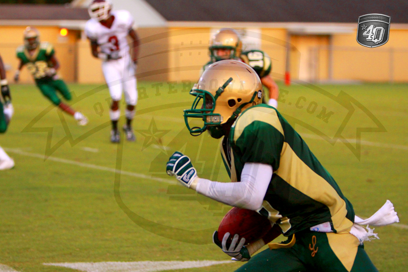 In the first half, the Trojans lead the Eagles, 33 - 27